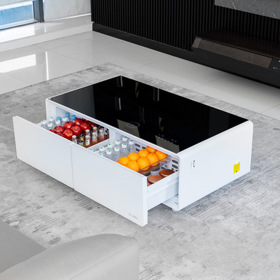 Refrigerador moderno com carregamento sem fio