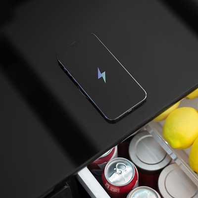 Refrigerador moderno com carregamento sem fio