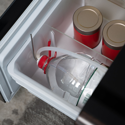 Refrigerador moderno com carregamento sem fio