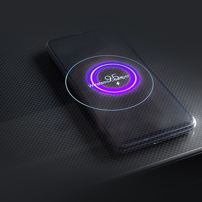 Uma mesa de noite moderna de vidro temperado preto com carregamento sem fio e mini-frigerador